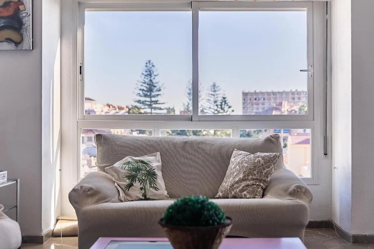 アパート ベナルマデナLuminoso Apartamento Con Terraza, Jardin Y Piscina.アパートメント